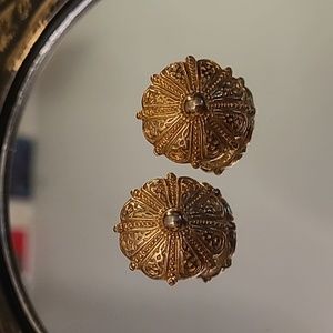 Gold Vinage curved shield Studs
